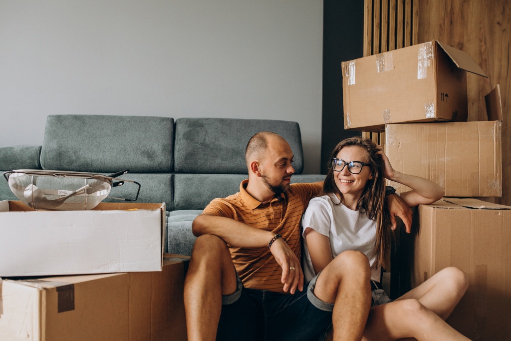 young-family-moving-into-their-new-house.jpg переезд