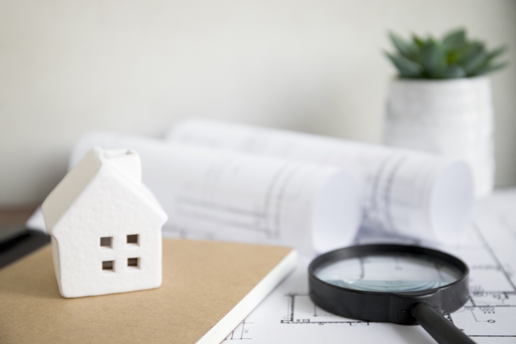 house-notebook-near-magnifying-glass-drafts.jpg документы