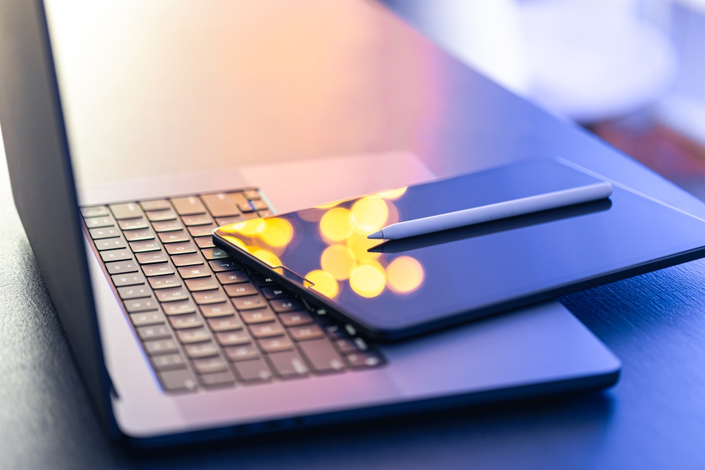 digital-tablet-stylus-pen-laptop-desktop-close-up.jpg техника