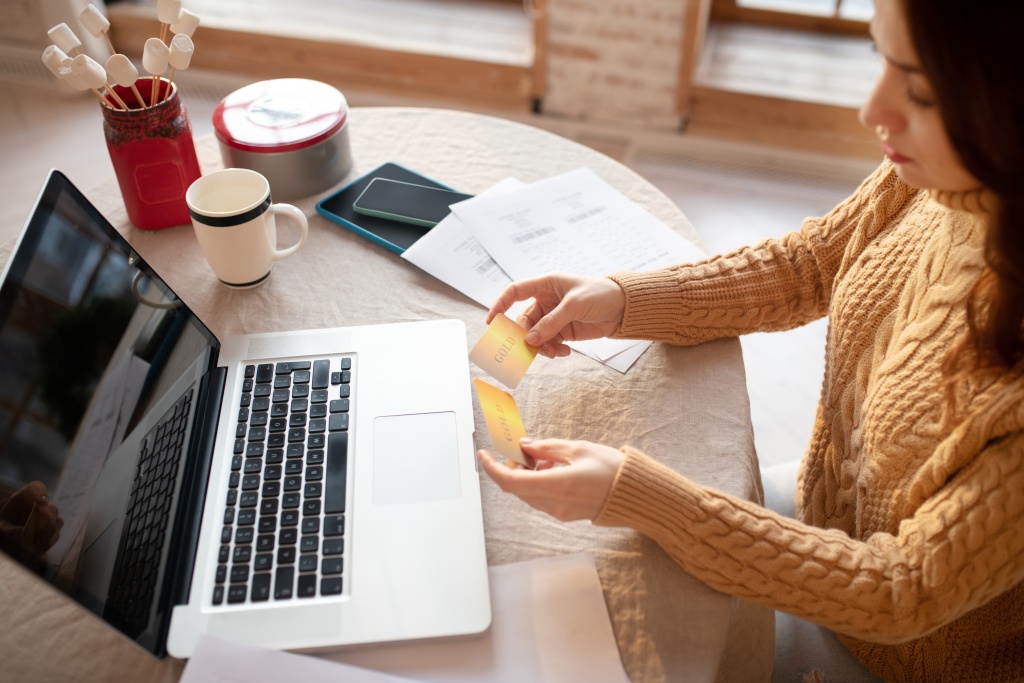woman-sweater-working-laptop.jpg девушка