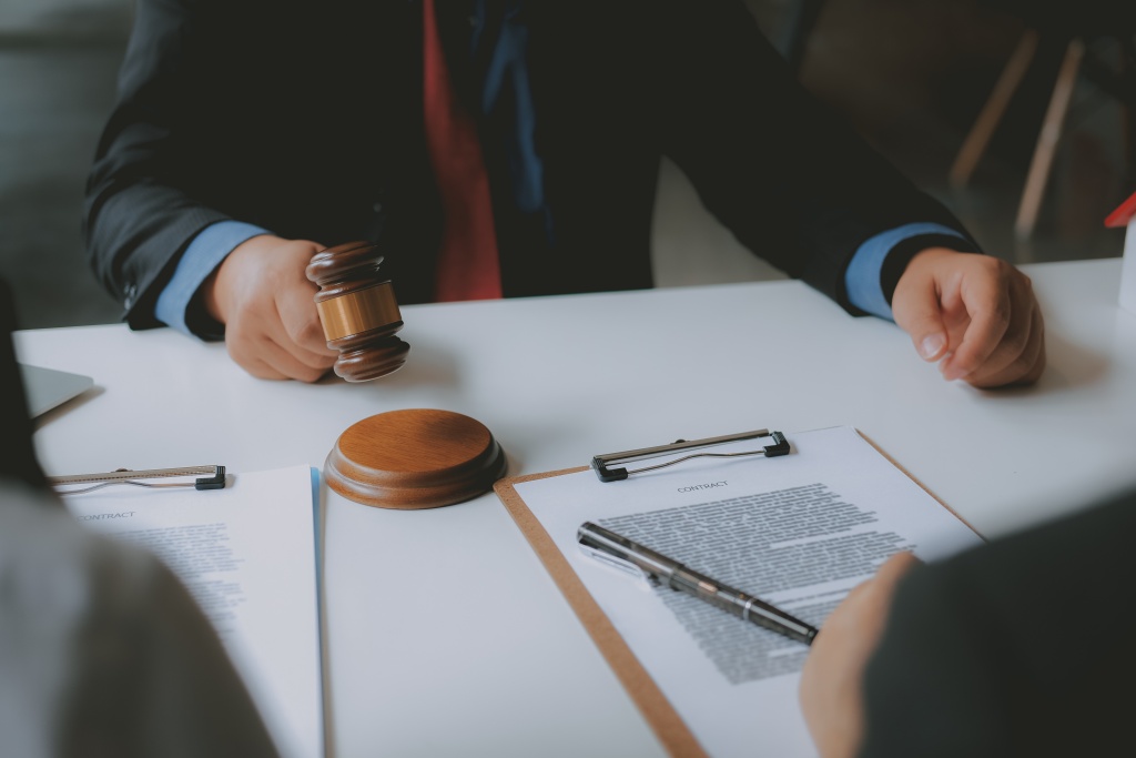 midsection-judge-clients-discussing-table.jpg документы