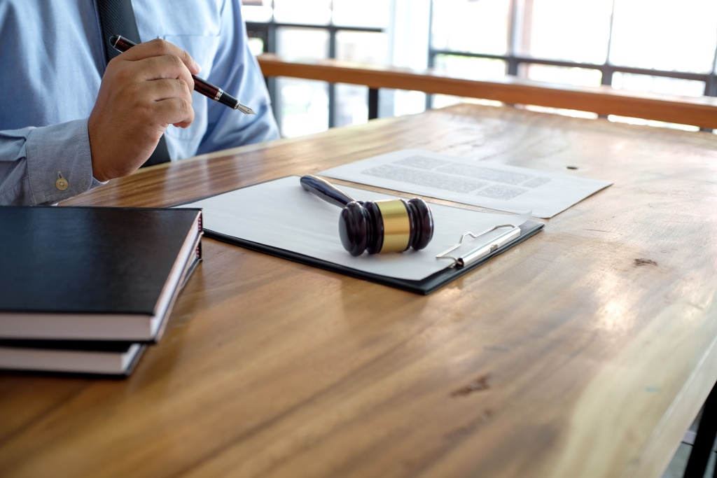 midsection-man-holding-paper-table.jpg суд