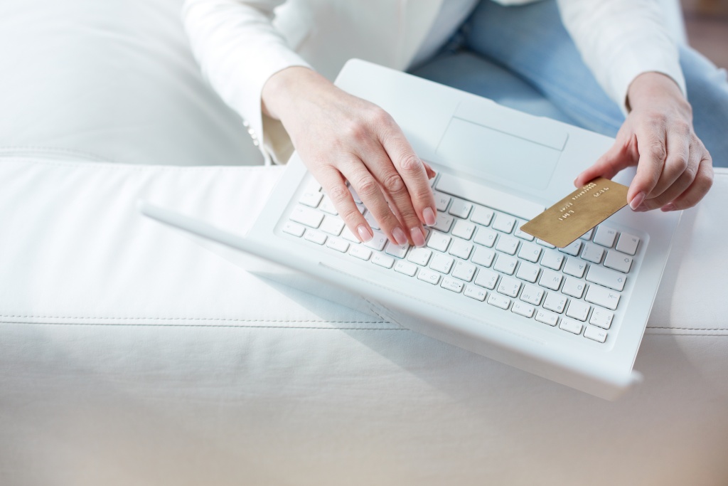 close-up-female-hands-making-online-payment.jpg компьютер