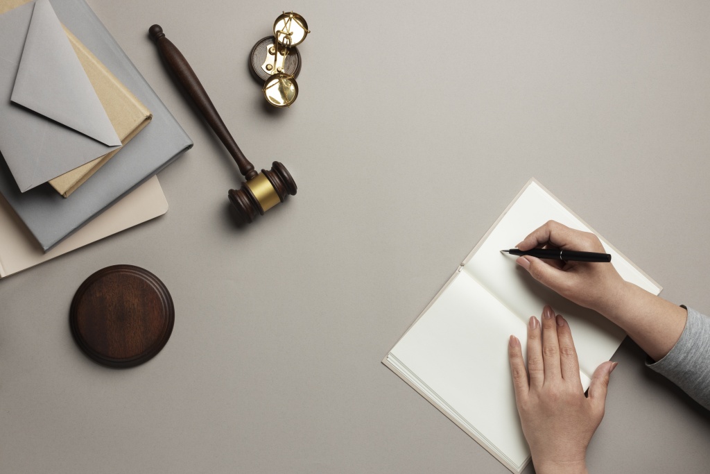 top-view-career-guidance-items-judges.jpg блокнот
